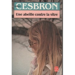 Une abeille contre la vitre